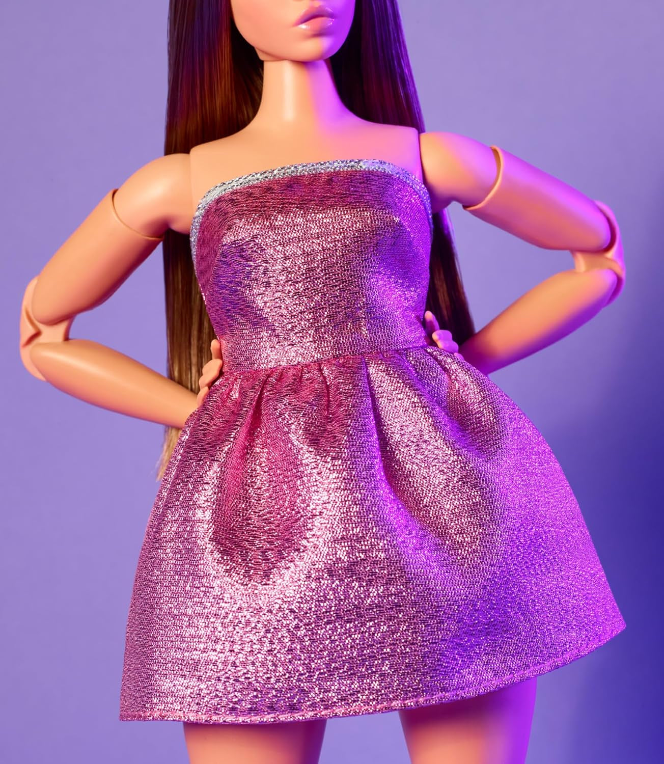 Barbie Looks Doll, samlarfigur nr. 24 med brunt hår och modernt Y2K-mode, glittrande axelbandslös klänning med höga klackar, HRM16 Naty Shop Dolls