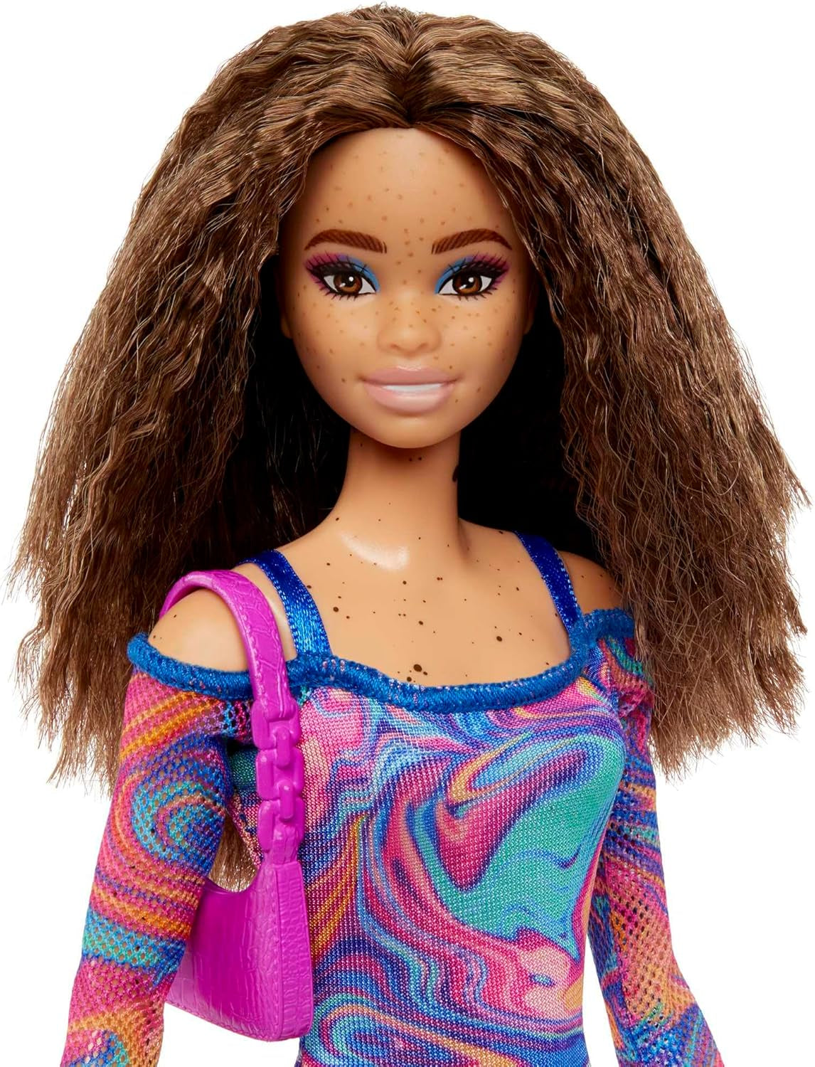Barbie Fashionistas docka nr. 206 - Vågigt hår och fräknar - Modern regnbågsmarmorklänning, axelväska och gröna skor - för 3 år och uppåt, HJT03