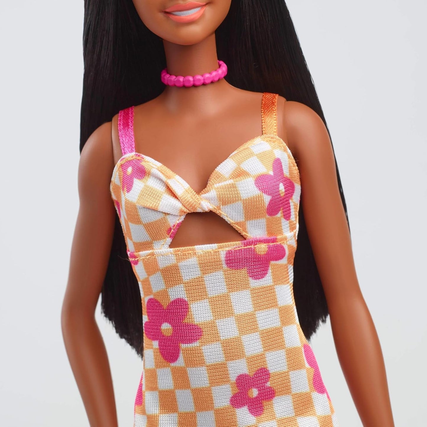Barbie Fashionistas docka nr. 233 med svart hår, orange rutig midiklänning med rosa blommor, halsband och sandaler, HYT91