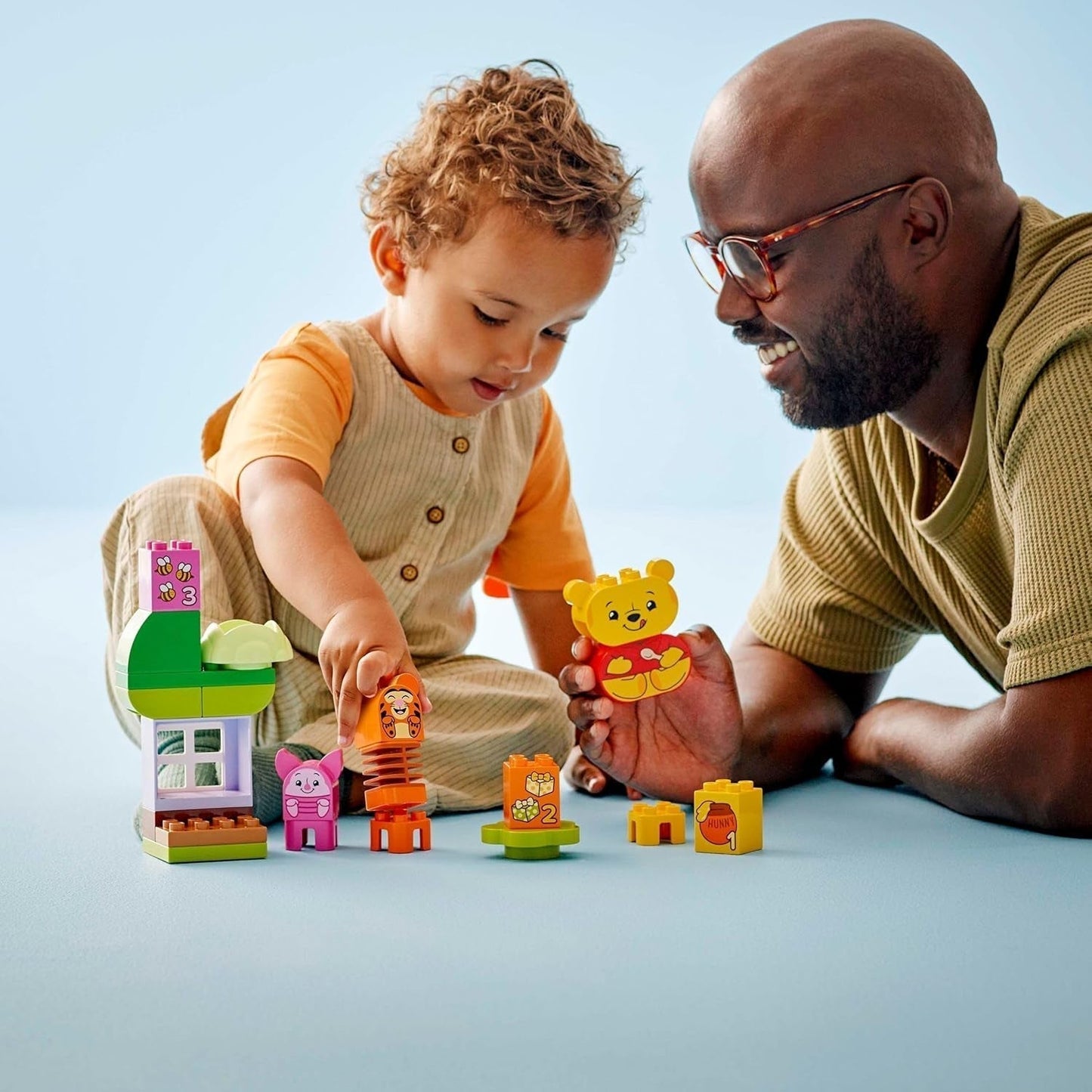 LEGO DUPLO - Disney Nalle Puhs födelsedagsfest - pedagogisk leksak för förskolebarn - set med 3 minifigurer inklusive Nalle Puh, Tiggen och Nasse - presentidé för pojkar och flickor från 1,5 år 10457 Beuche byggset i LEGO-Store