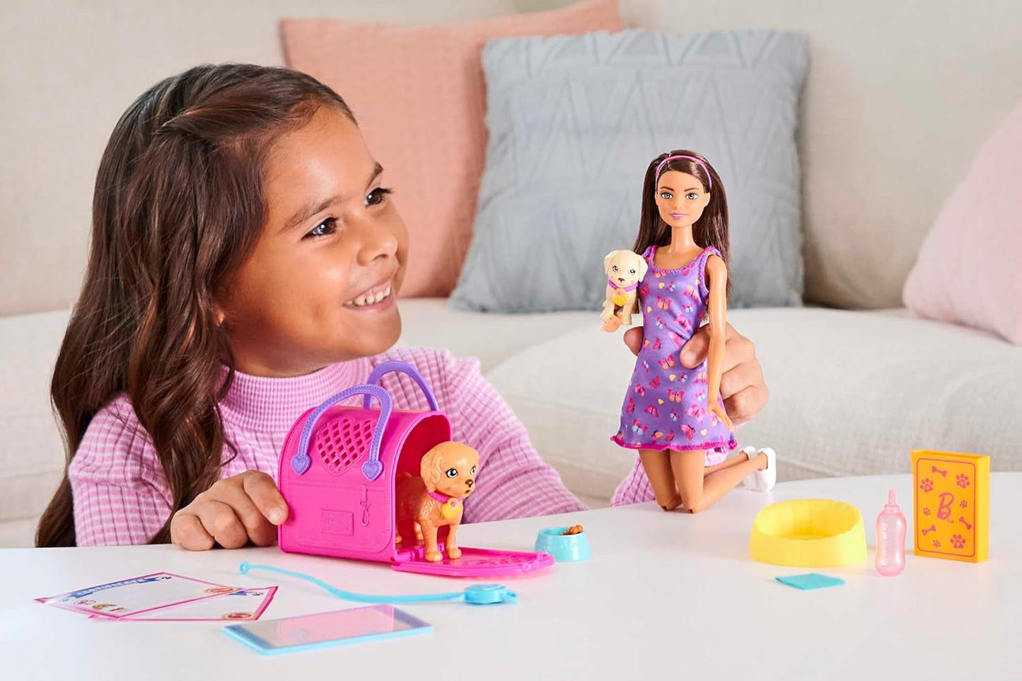 Adoption Barbie Puppy - Docka och 2 valpar, med adoptionscertifikat, färgbyteseffekt, bur och tillbehör, för barn från 3 år och uppåt, 86 HKD