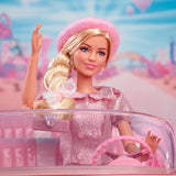 Barbie Filmen baserad på filmen Margot Robbie som Barbie samlarfigur i rosa blus och tyllkjol med stiliserad frisyr och matchande smycken JBJ53