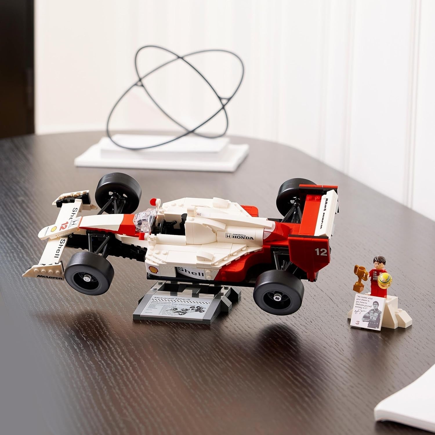 LEGO Icons Mclaren MP4/4 & Ayrton Senna modellbilset, F1 racingbilsats för vuxna med racerminifigur, samlarobjekt, presentidé för män, kvinnor, honom och hennes 10330 byggset Besuche den LEGO-Store