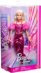 Barbie Deluxe Style #5 docka i en metallisk rosa blond outfit med en gnistrande överdel och gnistrande byxor, med tillbehör inklusive ett rosa halsband och en handväska, JFP40