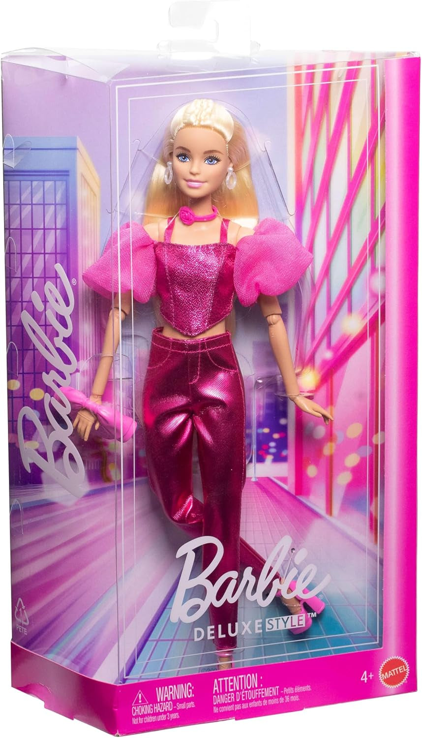 Barbie Deluxe Style #5 docka i en metallisk rosa blond outfit med en gnistrande överdel och gnistrande byxor, med tillbehör inklusive ett rosa halsband och en handväska, JFP40