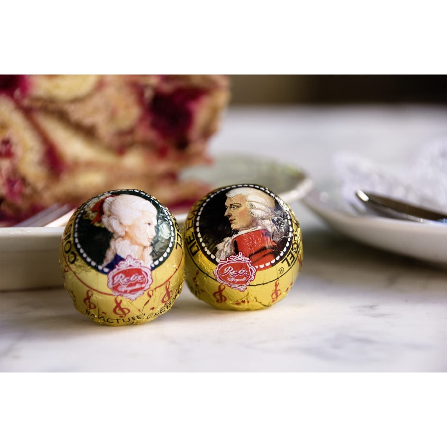 Rebel, Duet Mozart Kugeln, förpackning om 2, mörk choklad Mozartbollar fyllda med pistage och marsipan, mandel och hasselnötsnougat, 40g (2 Mozartkulor)