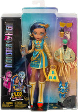 Monster High Cleo de Nile Puppe, Mummie Modepuppe, Königliches Outfit, Killerstiefel, Pyramidenryggsäck, Zubehör, für Kinder ab 4 Jahren, HHK54
