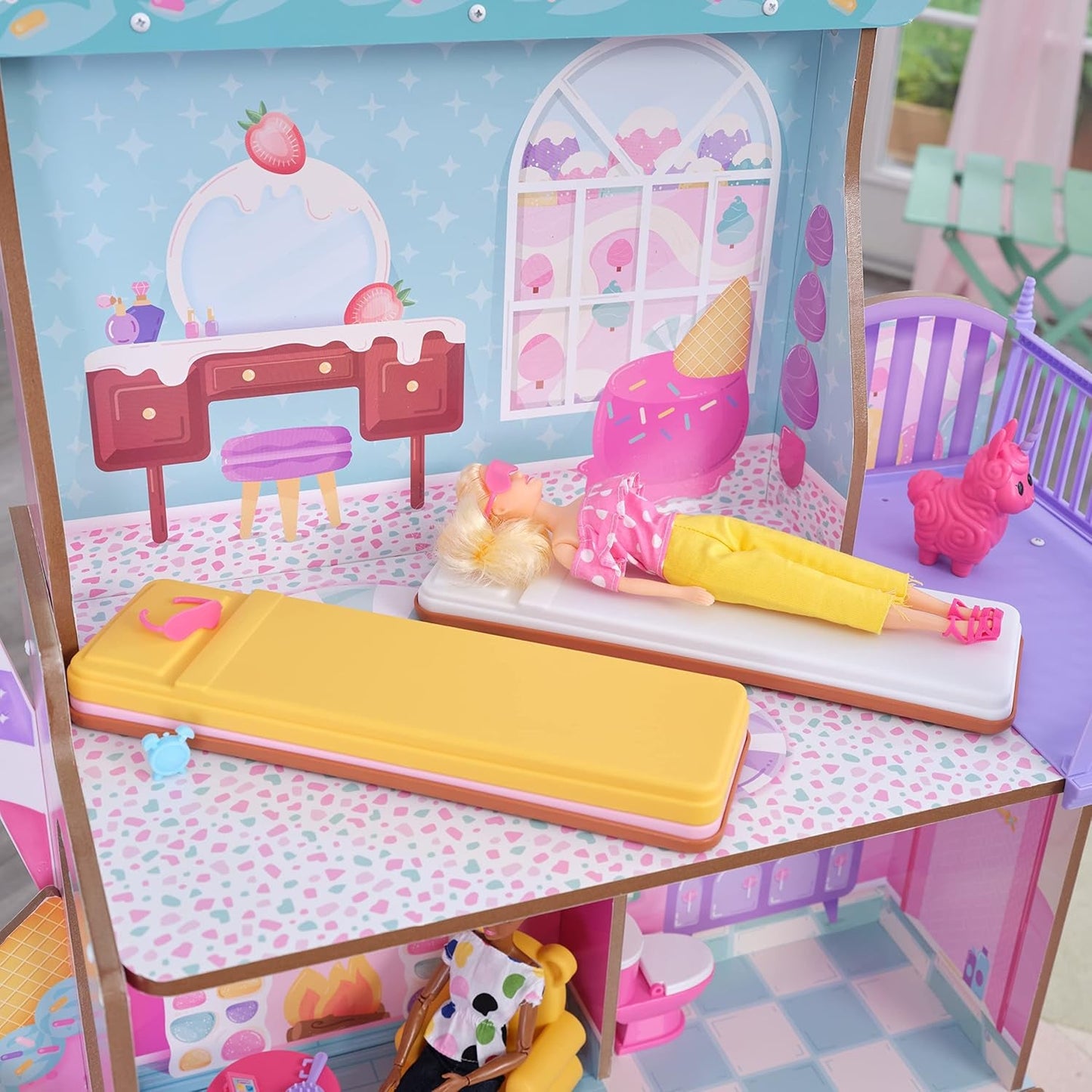 KidKraft Dollhouse i trä Godisborg med möbler och tillbehör, figurhus för enhörningslama, hiss med glassstrutar och gummybjörnstol för dockor, leksak för åldrarna 3 och uppåt, 20242