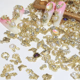50 Stück Gold Nail Charms, Mix Styles Glitzersteine Nägel Perle Legierung Nagel Steine Blume Schmetterling Strasssteine Nägel Herz Stern Nagel Charms DIY Nail Art Zubehör Frauen Nägel Deko