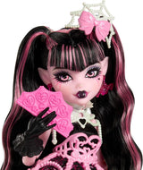 Läskig och söt Monster High födelsedagsdocka Draculaura i en rosa festklänning med tillbehör med teman som inbjudan, ballong, present, fans och mer, JBG74