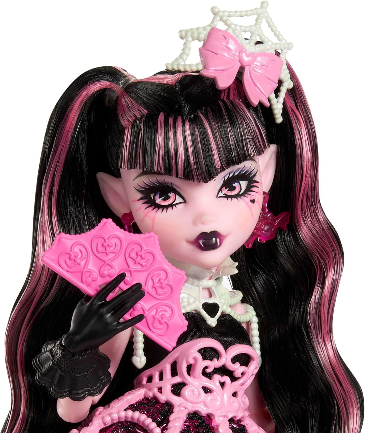 Läskig och söt Monster High födelsedagsdocka Draculaura i en rosa festklänning med tillbehör med teman som inbjudan, ballong, present, fans och mer, JBG74