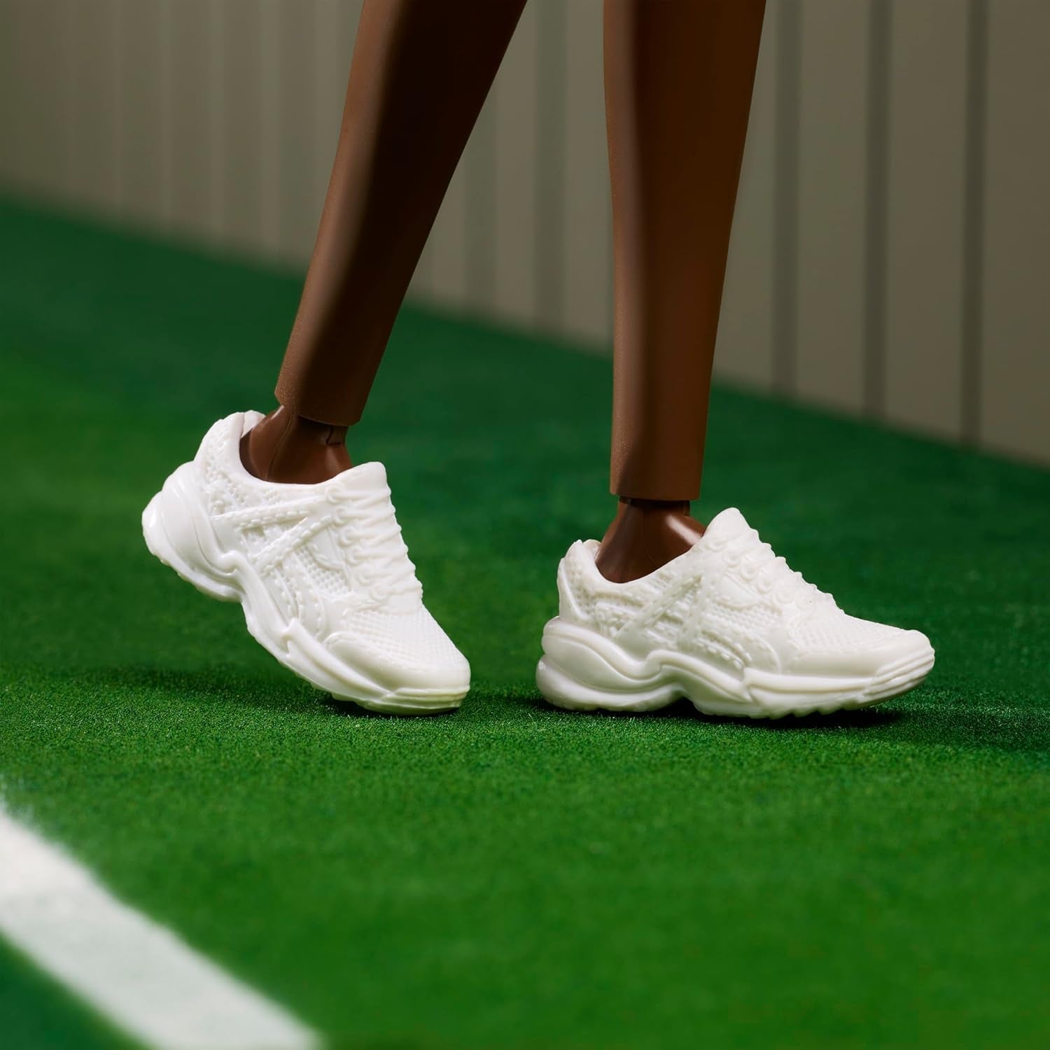 Barbie Inspiring Women Series Venus Williams modedocka med signerad uniform och tennisracket inklusive presentationslåda HRM49