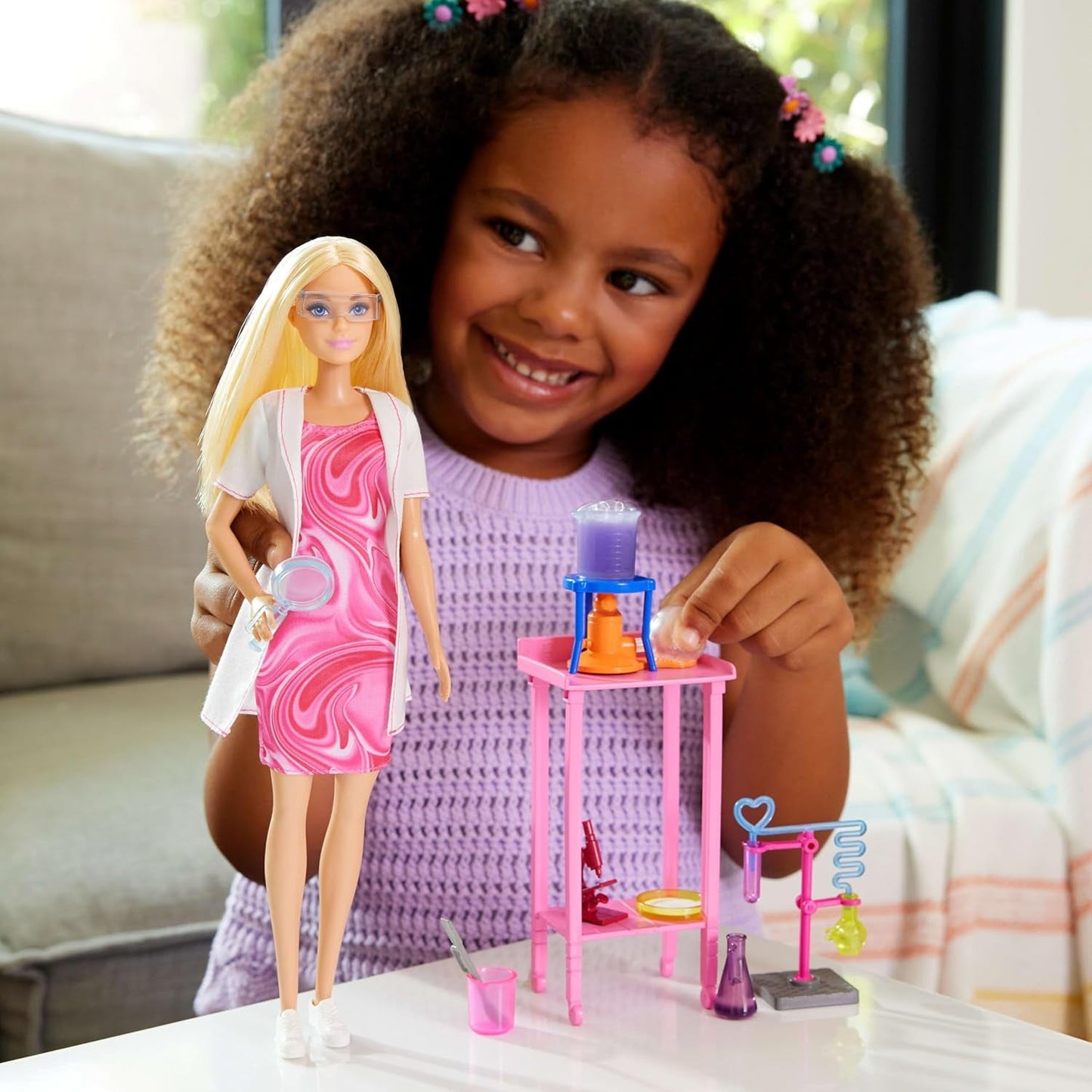 Barbie Scientist-docka och tillbehör med moderiktig blond docka, labbbord, mikroskop, färgskiftande bägare och petriskål, JCR70