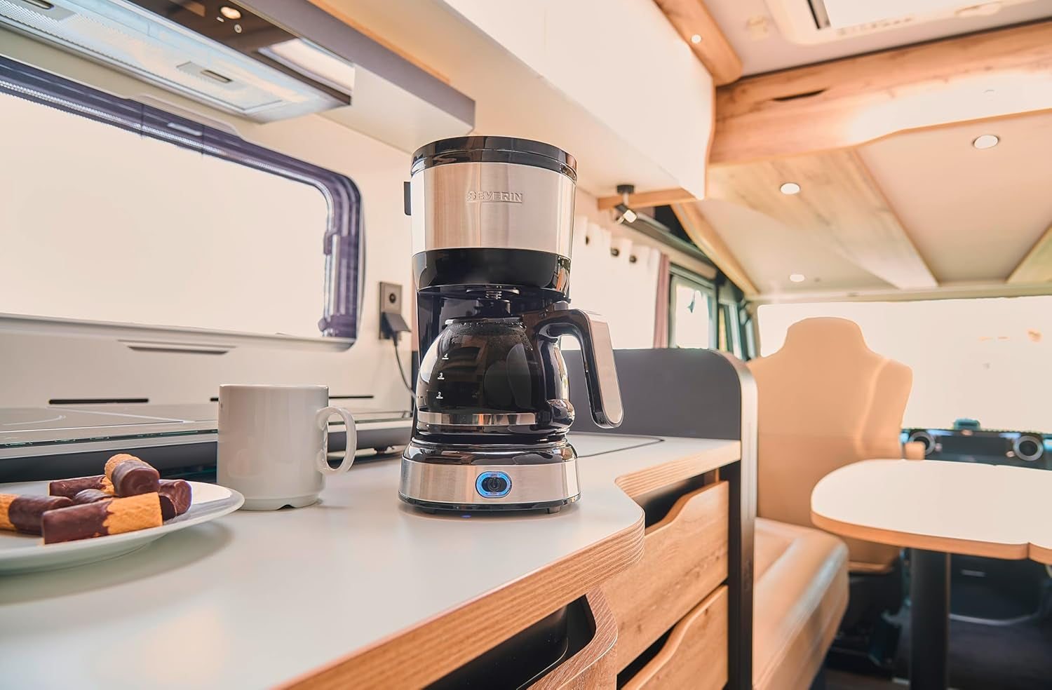 SEVERIN kompakt espressomaskin, aromatiskt kaffe med kaffemaskin för upp till 4 koppar, espressomaskin med filter och permanent oscillerande filter, rostfritt stål/svart, KA 4808