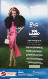 BARBIE Keeley Jones - Ted Lasso Inspirerad samlardocka, Hot Pink Silk Midi-klänning, Gold High Heels, Black Cape, Gold Hoop Örhängen, Rosa väska, For Ages 3+, HJW92