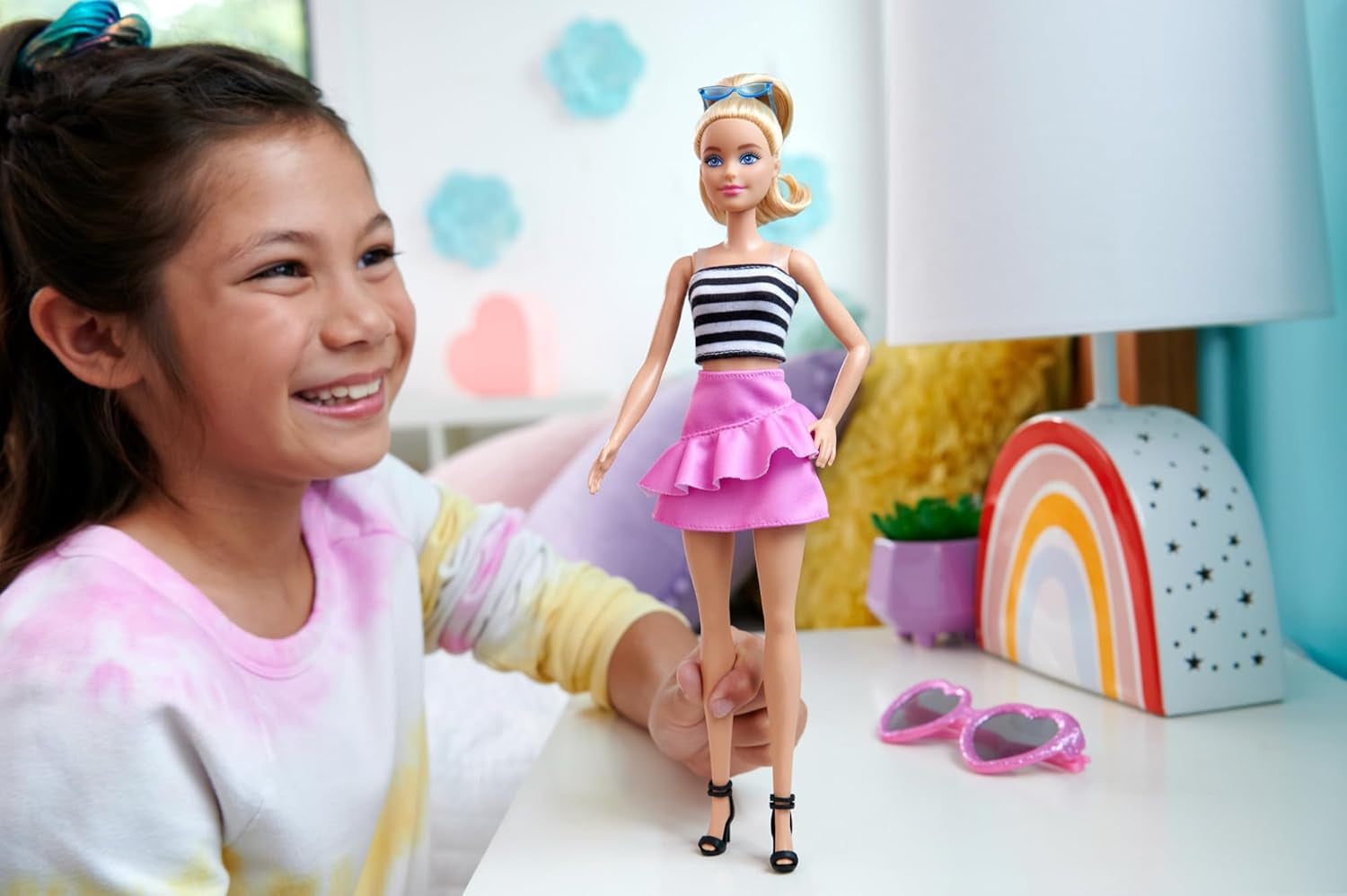 Barbie Fashionistas docka nr. 213 Blond i randig topp Rosa kjol och solglasögon 65-årsdagen Samlarobjekt Modedocka HRH11 Naty Shop Dolls