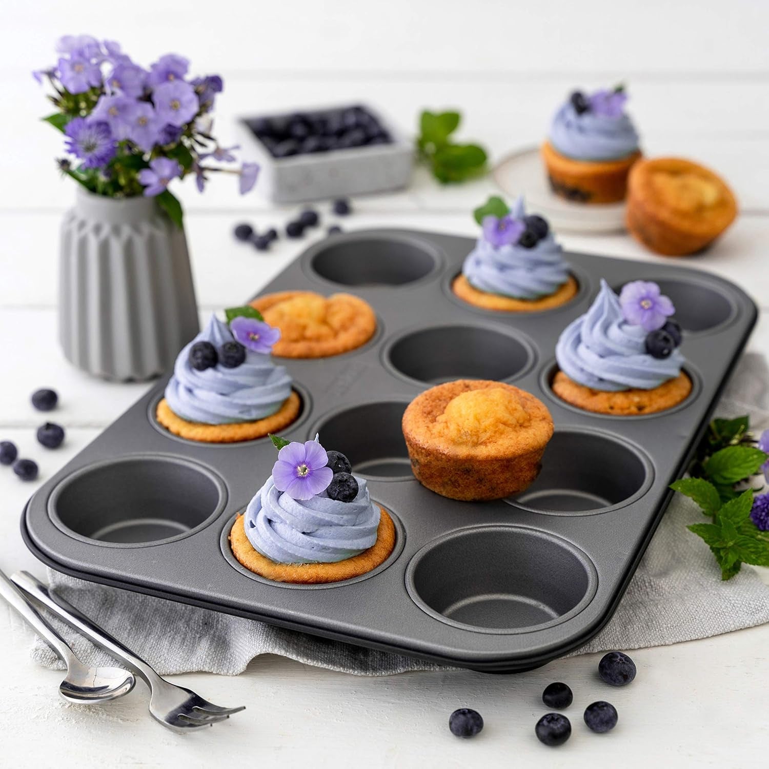 Zenker 12Er Muffinform Energy, Premium-Backform, Für Köstliche Kuchen, Verkürzt Die Backzeit Um Bis Zu 20% (Farbe: Silber/Anthrazit), Menge: 1 Stück, Hellgrau Und Dunkelgrau Formar och plåtar för bakning Naty Shop