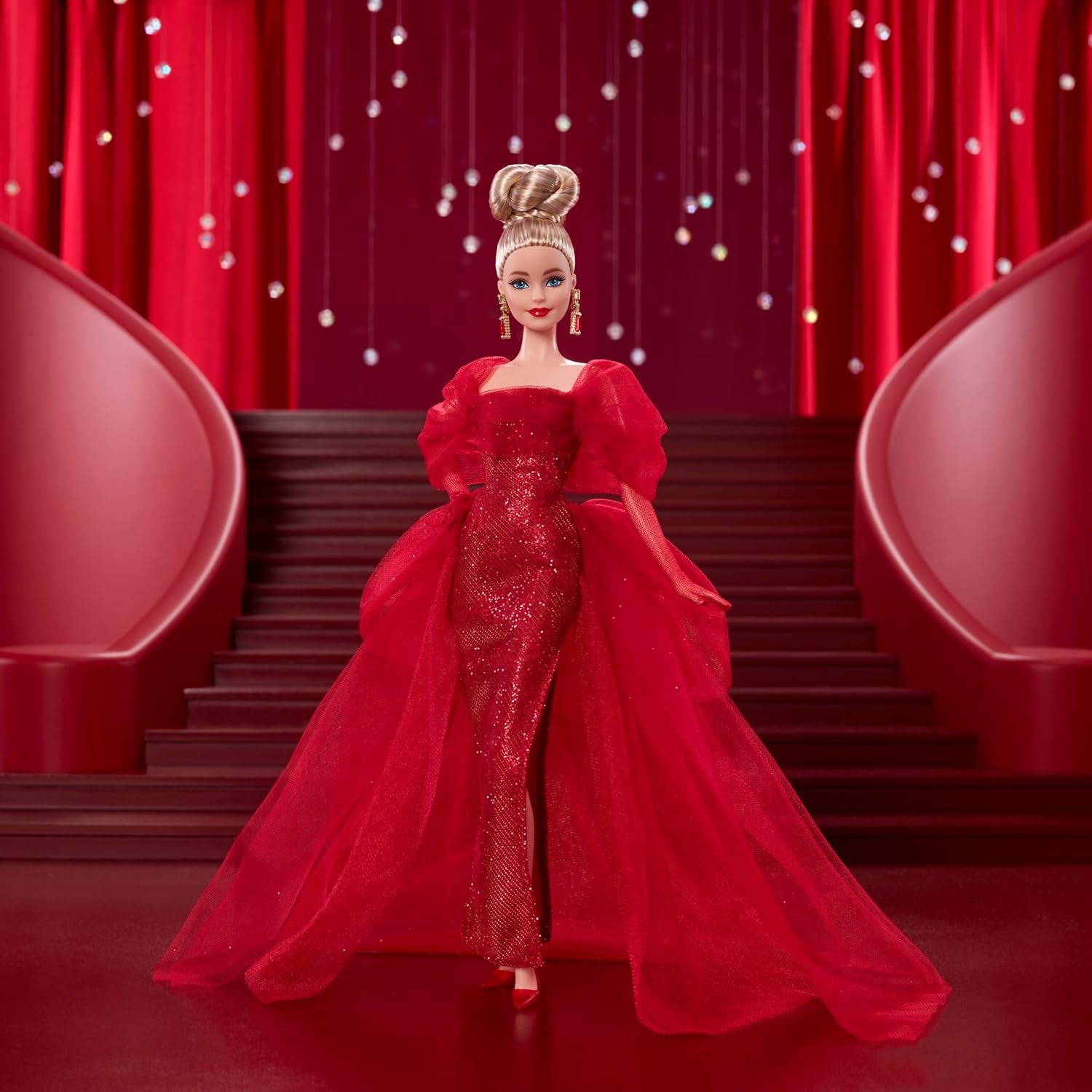Barbie signaturdocka 80-årsjubileum Mattel samlarfigur i gnistrande röd tyllklänning med droppvis örhängen och ömtåliga handskar Blont hår JBJ17