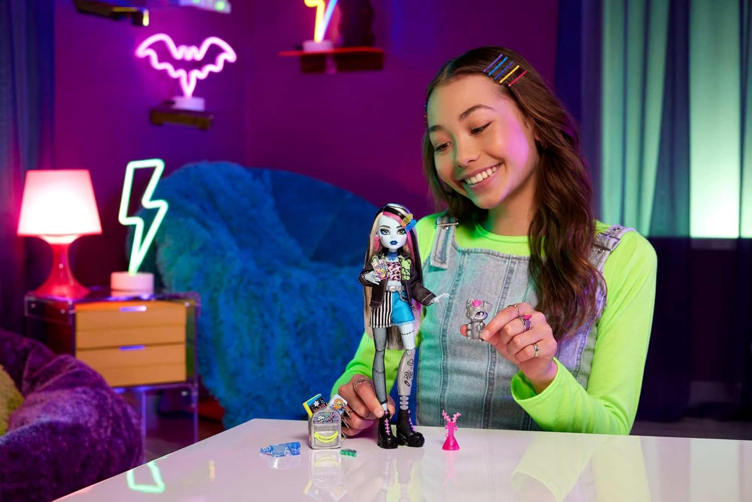 Monster High Frankie Stone Doll i jeansjacka och shorts, inkluderar Dog Watzie och tillbehör som ryggsäck, mellanmål och anteckningsbok, HXH73 Naty Shop Dolls