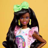 Barbie Rewind - Nostalgisk samlarfigur i 80-talsstil med vackert hår och kläder, inkluderar TV, popcorn och telefon, för fans och samlare, HJX19