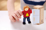 Hape Doll Family Prisbelönt dockskåpsset, unika trädockortillbehör, fantasifull lek, 6 dockfamiljemedlemmar från 3 år och uppåt