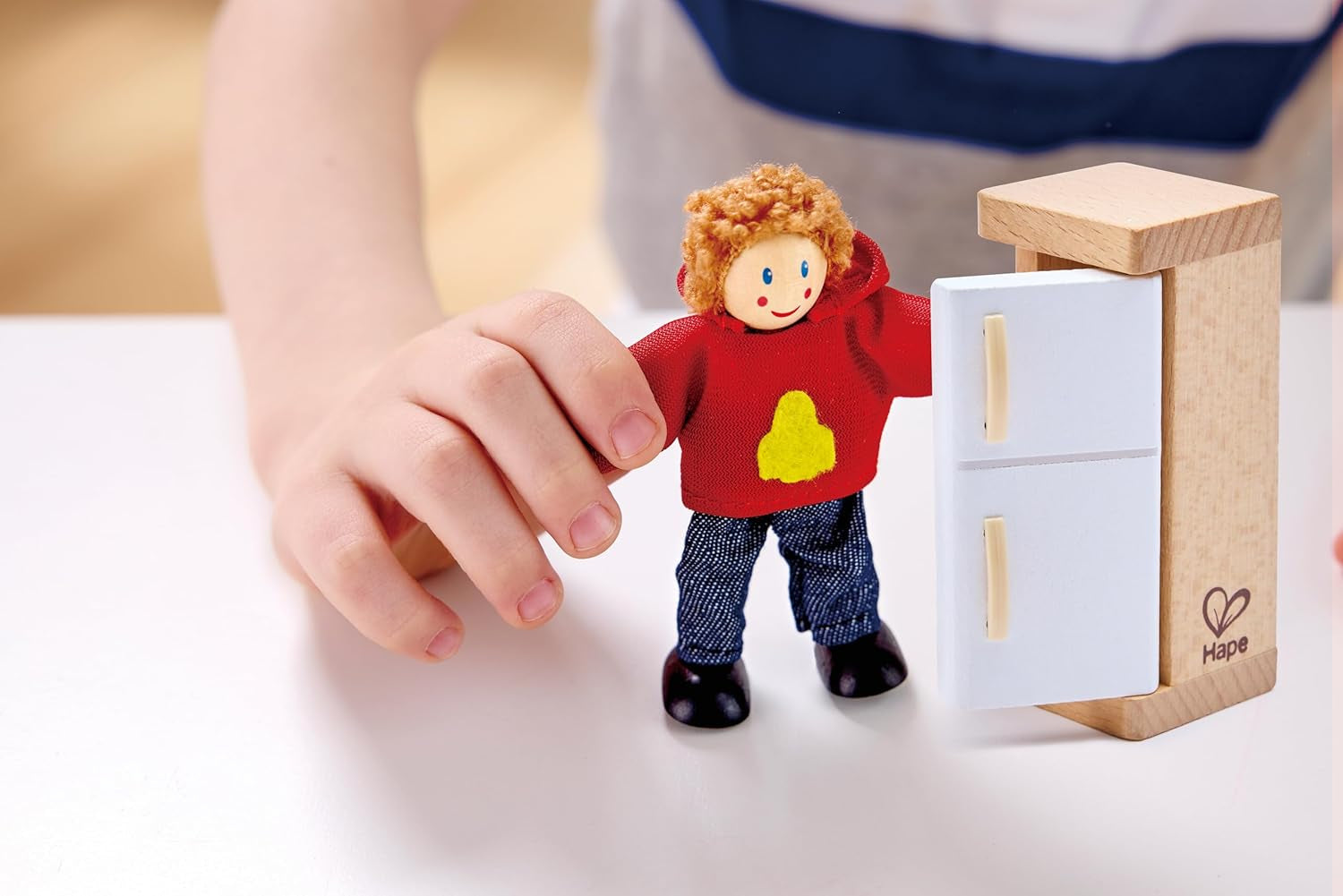 Hape Doll Family Prisbelönt dockskåpsset, unika trädockortillbehör, fantasifull lek, 6 dockfamiljemedlemmar från 3 år och uppåt