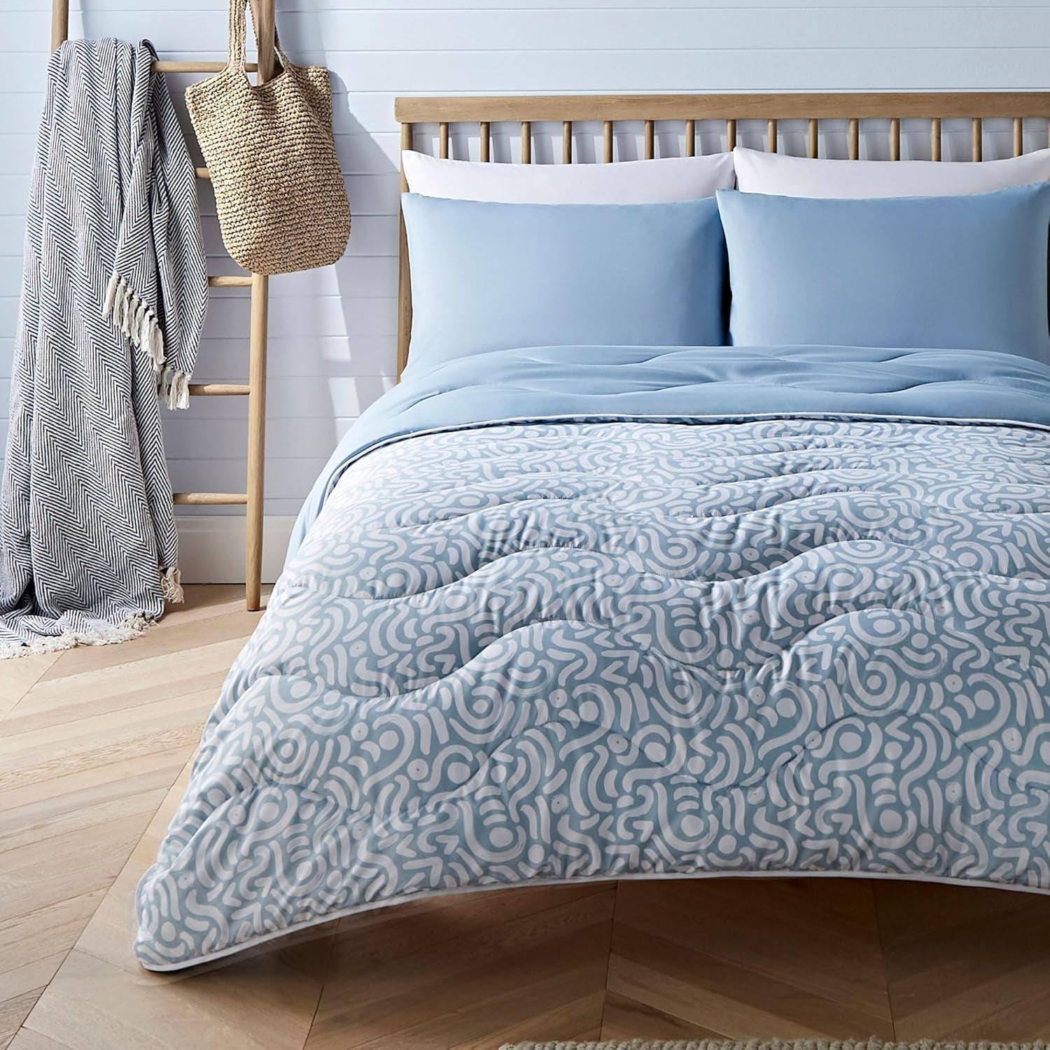 Night Lark Coverless Duvet Super King 6 Tog Vårsommar - Abstrakta vågor. Supermjuk, bekväm och lätt filt. Maskintvättbar och snabbtorkande, allt i ett vändbart örngottset Täcken och täcken Naty Shop White Dubbelsäng