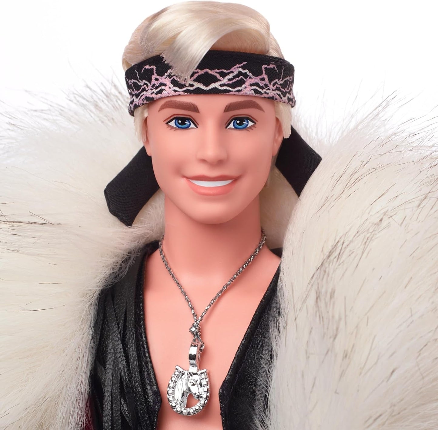 Barbie The Movie Collectible Ken Doll iklädd stor fuskpälsrock och svart fransväst med bandana, HRF31