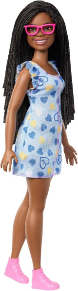 Barbie Fashionistas docka nr. 229 med Downs syndrom i en hjärtmönsterklänning utvecklad i samarbete med National Down Syndrome Society, HYK14