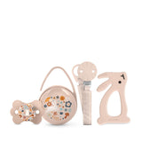 Suavinex presentset för nyfödda. 4-delat set inklusive: Physiological SX Pro napp för bebisar 0-6 månader + napphållare + Duo nappskydd + silikon tandring. Underlandet, beige