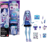 Monster High Self-Scare Secrets Abbey Bominable Docka och tillbehörsset med 13 realistiska överraskningar som Henna, teckningar och virkad JHK44