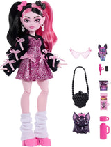 Monster High Doll Draculaura i rosa klänning med rosetter och svart kofta med Count Fabulous Bat och 7 tillbehör inklusive Ramen, läppstift och väska, JHK29