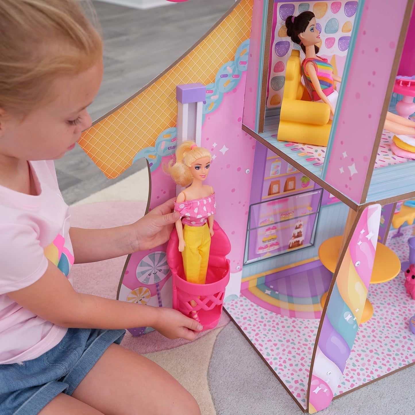 KidKraft Dollhouse i trä Godisborg med möbler och tillbehör, figurhus för enhörningslama, hiss med glassstrutar och gummybjörnstol för dockor, leksak för åldrarna 3 och uppåt, 20242