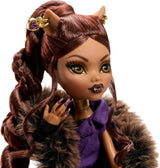 Monster High Doll House of Wolves Clawdeen Wolf Samlarfigur med fuskpäls jacquardrock Lila jacka Klänning Guld Byxor och tillbehör JDR66