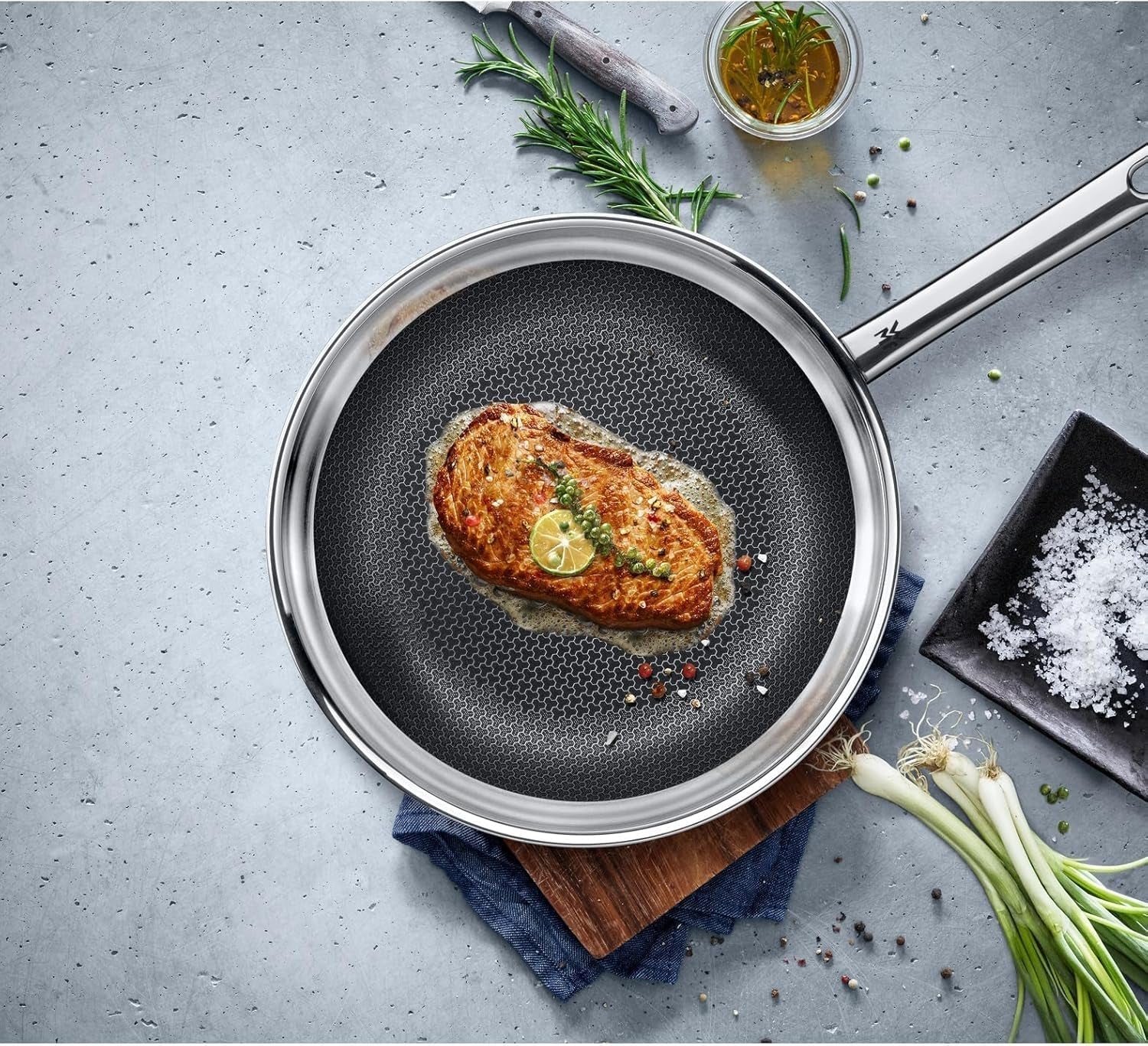 WMF Profi Resist induktionspanna 24 cm, material med flerskiktsbeläggning, bikakestruktur, handtag i rostfritt stål, ugnssäkra grytor och stekpannor Naty Shop