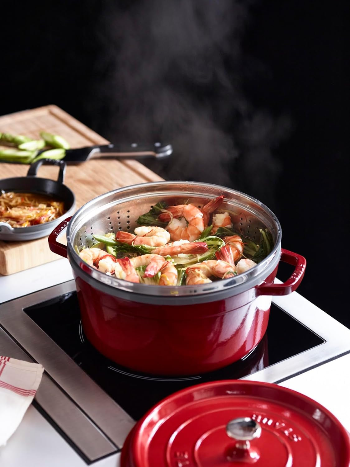 STAUB Gusseisen Bräter/Cocotte, Mit Dämpfeinsatz Aus Edelstahl, Rund 26 Cm, 5,2 L, Aromaregen Funktion Für Optimale Befeuchtung, Für Alle Herdarten Inkl. Induktion & Backofen, Kirschrot, Rot Formar och plåtar för bakning Naty Shop