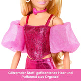 Barbie Deluxe Style #5 docka i en metallisk rosa blond outfit med en gnistrande överdel och gnistrande byxor, med tillbehör inklusive ett rosa halsband och en handväska, JFP40