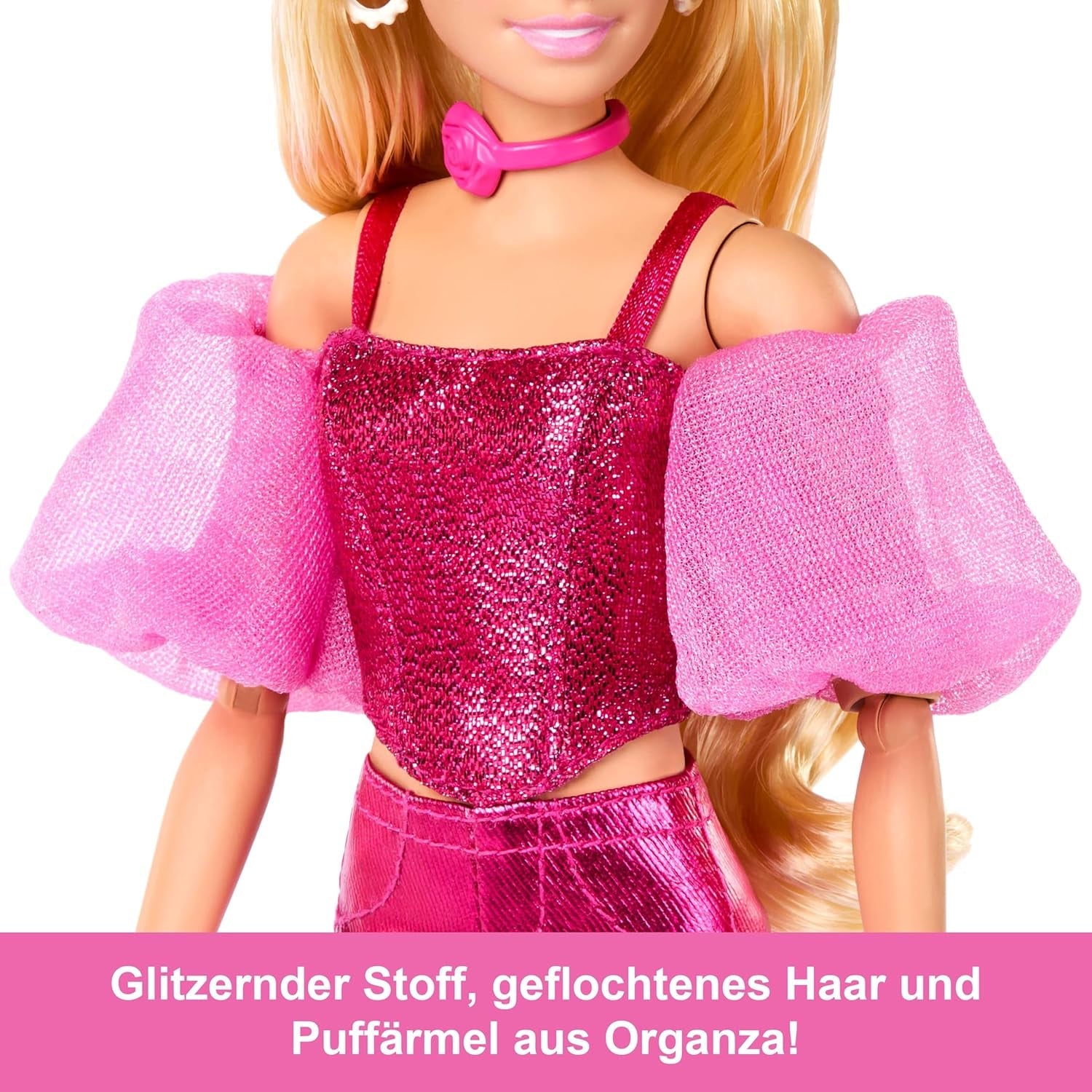 Barbie Deluxe Style #5 docka i en metallisk rosa blond outfit med en gnistrande överdel och gnistrande byxor, med tillbehör inklusive ett rosa halsband och en handväska, JFP40
