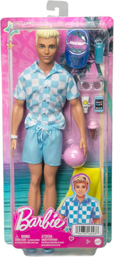 Barbie Ken - Blond docka med blå skjorta och badförkläde, strandtillbehör och badboll för kreativ lek, från 3 år och uppåt, HPL74