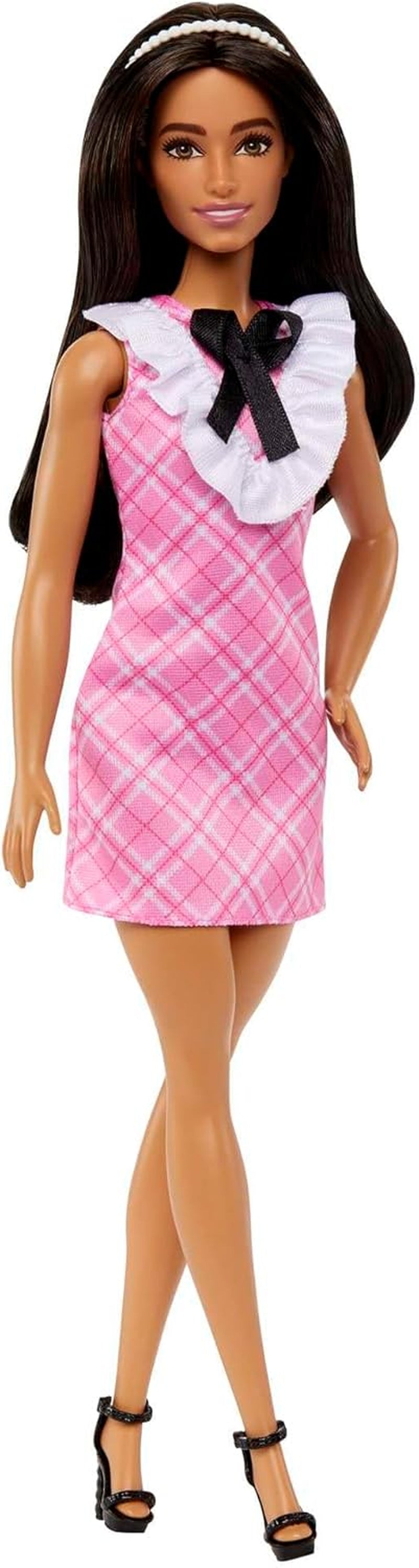 Barbie Fashionistas docka Sporting Svart hår och pärlor pannband bär rosa rutig klänning med svart rosett och volang krage för åldrarna 3 och uppåt HJT06