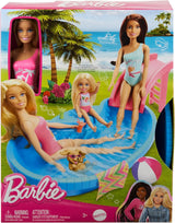 Barbiedocka och tillbehör - pool med rutschkana och tillbehör för timmar av nöje i solen, rosa baddräkt med tropisk design, för barn från 3 år och uppåt, HRJ74