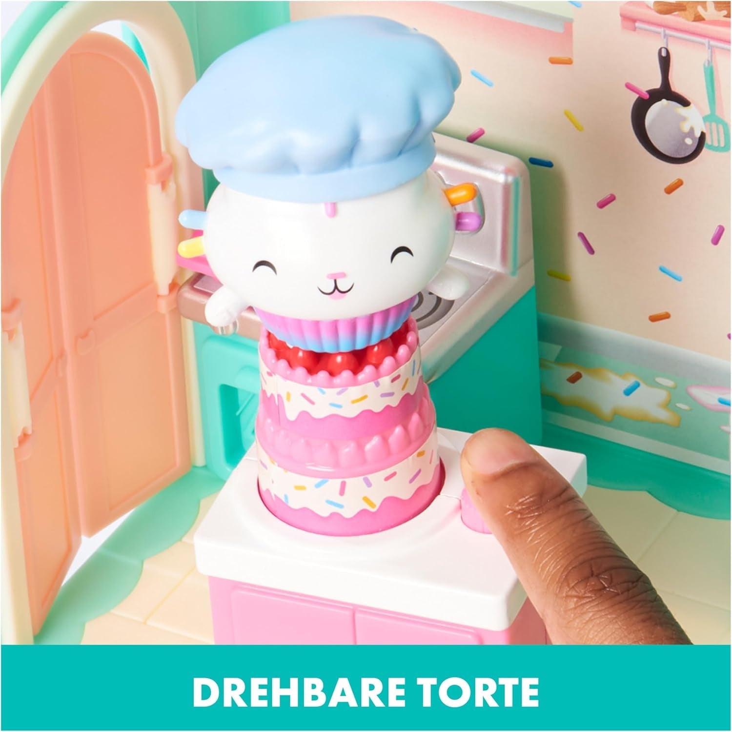 GABBY'S DREAMWORKS DOLLS HOUSE - Deluxe Room, Cakey Confectionery, Kuchi Kitchen (rumänska: Cakey), 3 möbler och 2 överraskningslådor med tillbehör, lämplig för barn från 3 år och uppåt