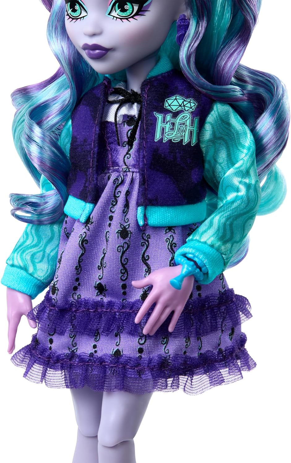 Monster High Fearbook Twyla tillbehörsset med dock- och filmklubbtema, collegejacka, examensalbum, brädspel och kakor, HXW31