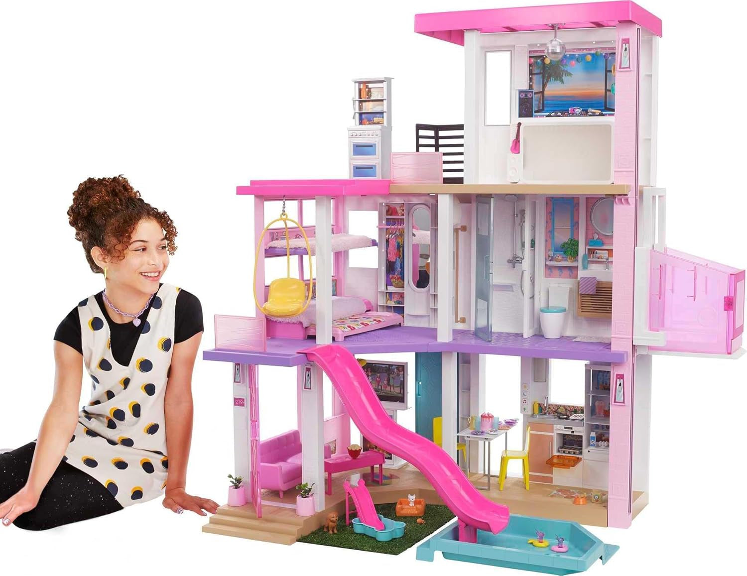 Barbie Dream House (114 cm), 3-vånings dockhus, pool, rutschkana, rullstolslift, 75 tillbehör, dockor, lämplig som present till barn från 3 år och uppåt, GRG93