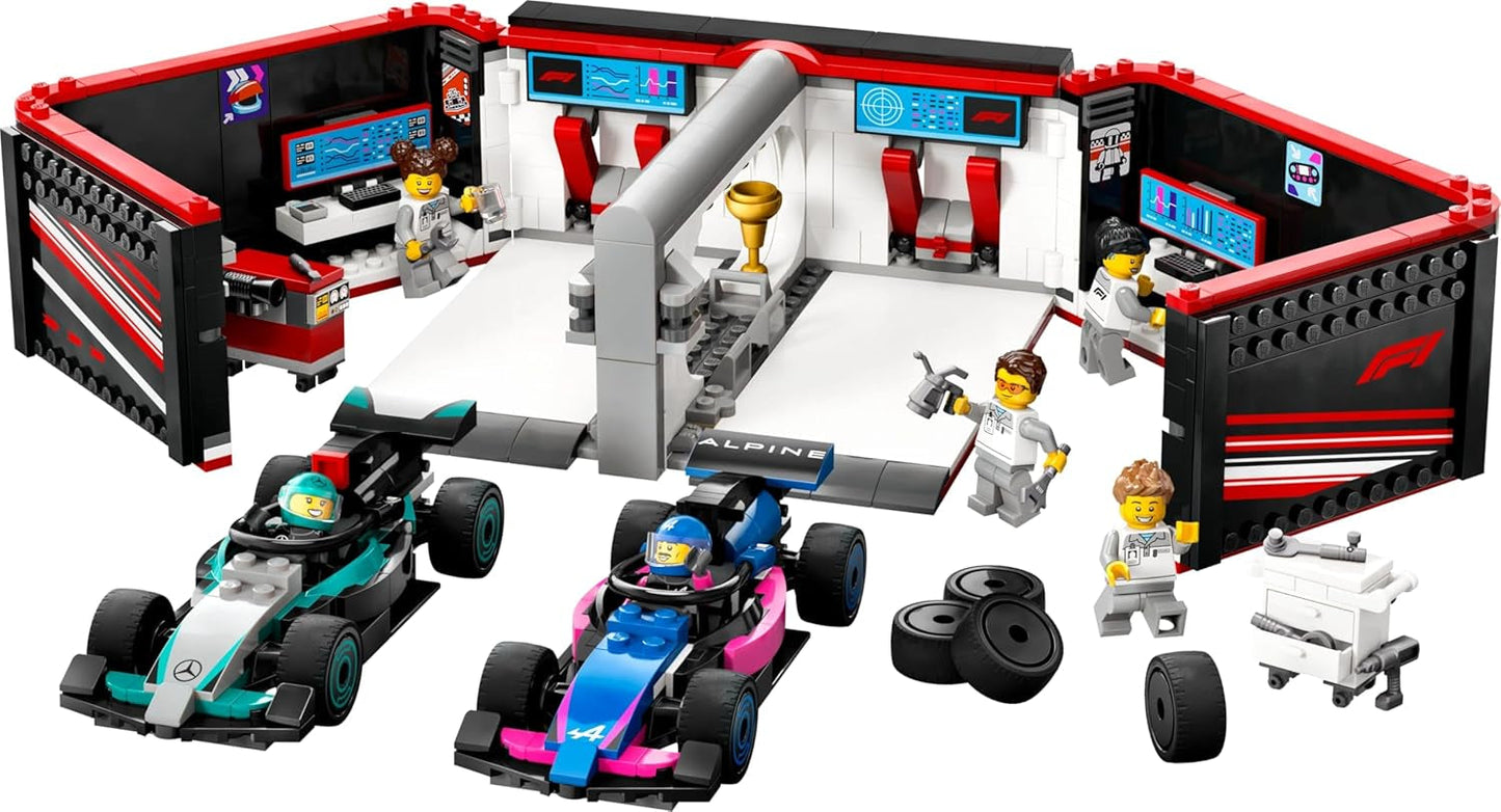 LEGO City F1 Garage med Mercedes-Amg och alpina racerbilar - Formel 1 racerbil med 2 förare och 4 mekaniska minifigurer - Present för pojkar och flickor 7+ och fans 60444 Besuche den LEGO-Store byggset