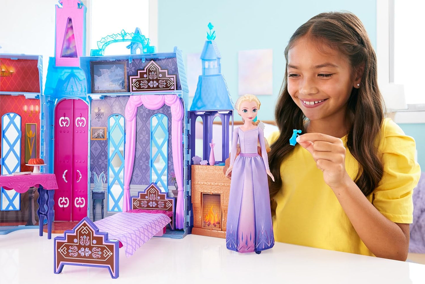 Mattel Disney Frozen - Castle Arendelle Dollhouse (60cm+) med Elsa Doll, 4 lekplatser och 15 delar av Disney Frozen II möbler och tillbehör, HLW61