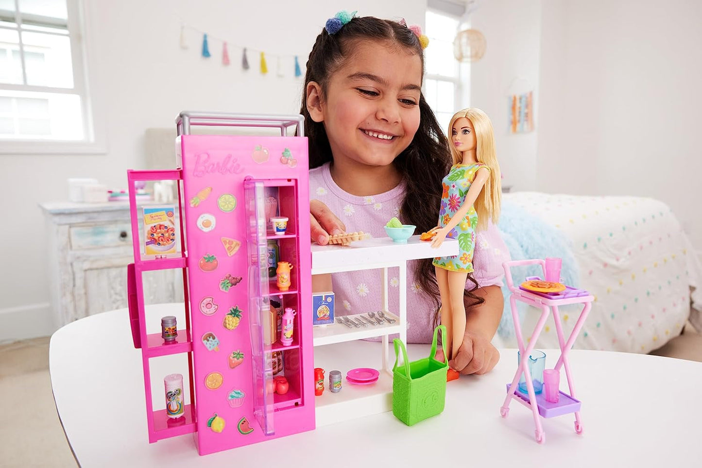 Barbie Doll Pantry Lekset med 25+ köksdelar och tillbehör - perfekt för små matälskare och present för barn från 3 år och uppåt, HJV38