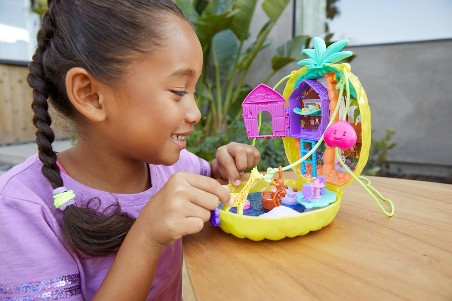 Polly Pocket GKJ64 - Portabel ananasficka Kompakt med 8 roliga funktioner, Polly och Lila dockor, 2 tillbehör och klistermärke; leksak för barn från 4 år och uppåt