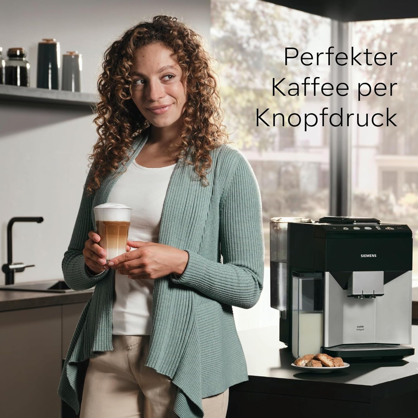 Siemens EQ500 helautomatisk espressomaskin TQ513D01, många kaffespecialiteter, mjölkskummare, integrerad mjölkbehållare, automatisk ångrengöring, 1500 W, naturligt ljus silver/piano svart