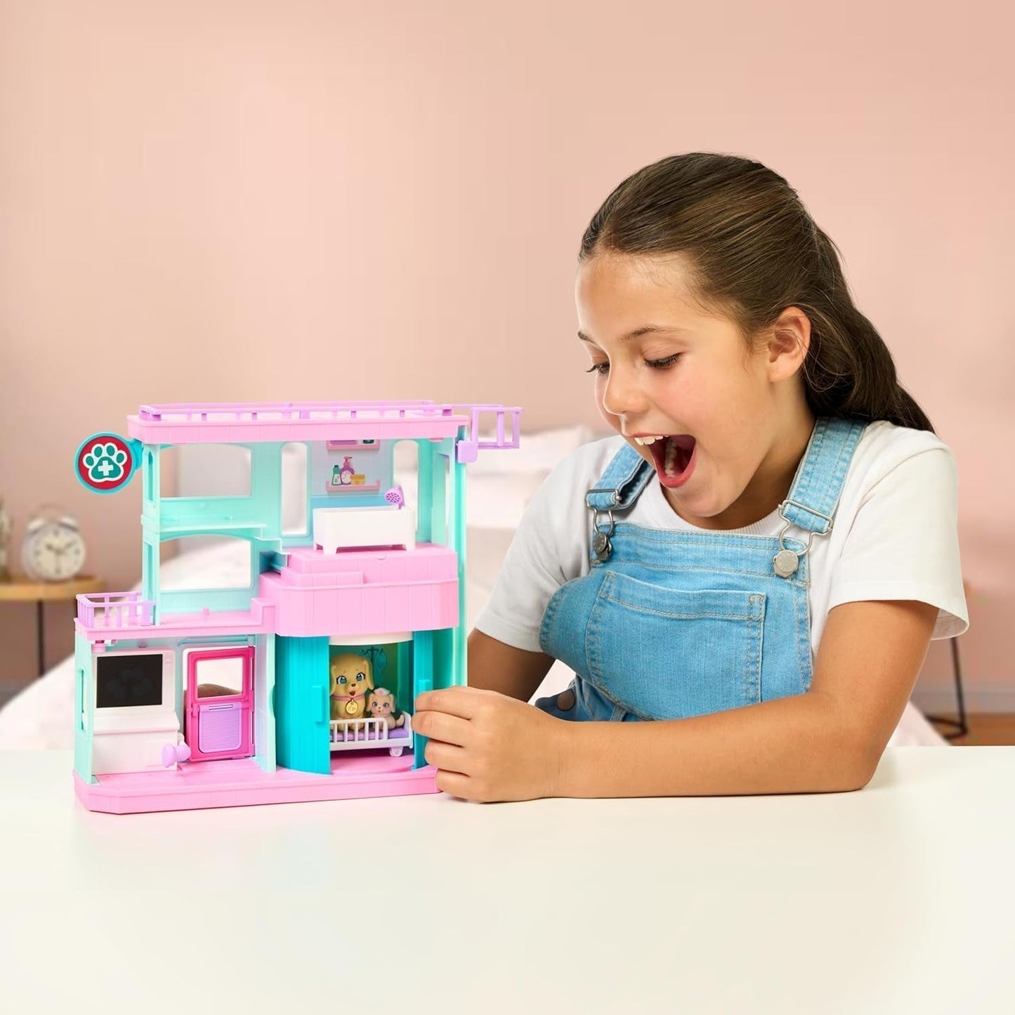 Little Live Pets Mama Surprise Families Baby Clinic lekset, 3 retrievervalpar ingår, Magic, dubbelsidigt lekset (27,8 cm B, 23,8 cm H). Mata, bada och leka, present till barn Actionfigurer Naty Shop